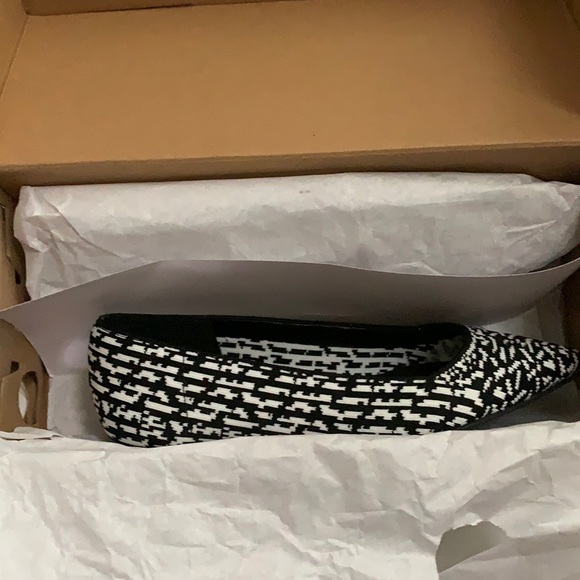 New Flats - size 6 - Picture 3 of 4